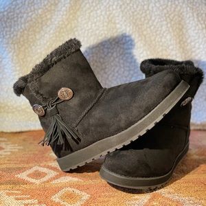 Skechers faux fur lined over ankle bootie.